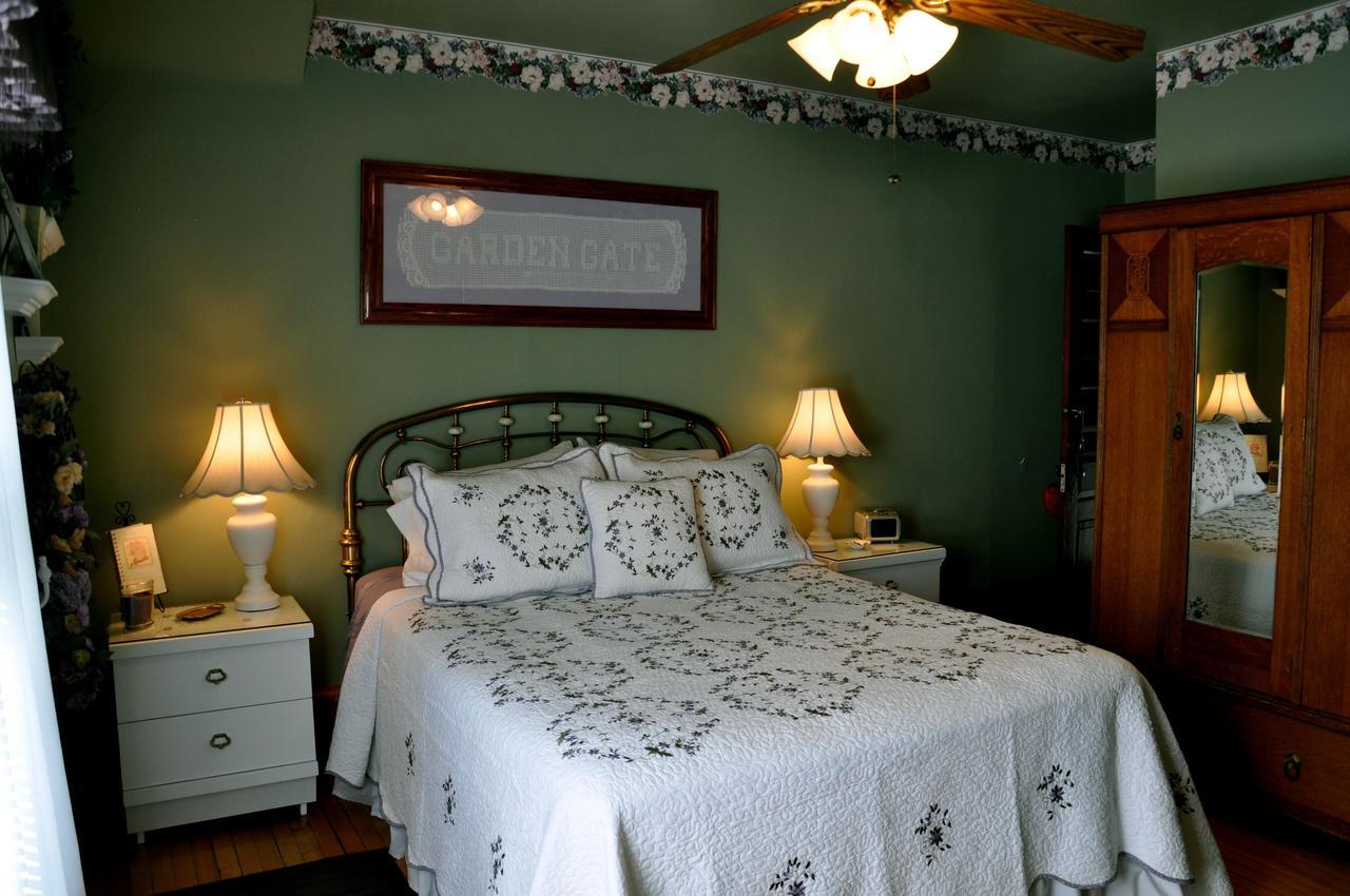 Garden Gate Bed & Breakfast สเตอร์เจียนเบย์ ภายนอก รูปภาพ